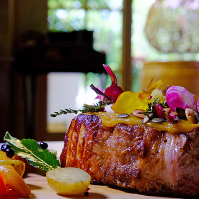 Côte épaisse d’un cochon Ibérique, croûte d’abricots moelleux aux fruits secs